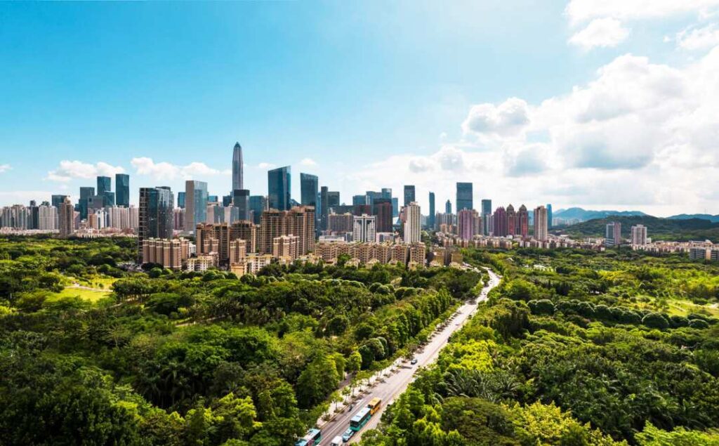 Por que o geoprocessamento é essencial para prefeituras modernas VISTA AEREA DE UMA CIDADE MONITORADA POR GEOPROCESSAMENTO
