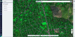 Sistema de geoprocessamento mostra mapa urbano com lotes em verde e ferramentas de cálculo tributário para promover justiça fiscal.