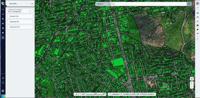 Sistema de geoprocessamento mostra mapa urbano com lotes em verde e ferramentas de cálculo tributário para promover justiça fiscal.