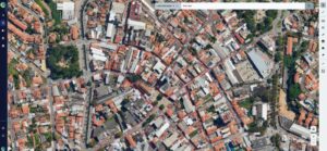 Interface de geointeligência mostra mapa urbano com dados e alertas para gestão pública eficiente e estratégica.