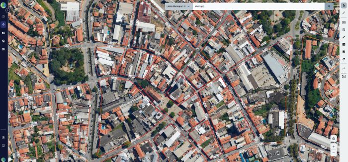 Interface de geointeligência mostra mapa urbano com dados e alertas para gestão pública eficiente e estratégica.
