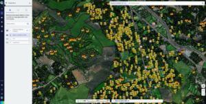 Mapa digital urbano com marcadores e painel de dados, representando um observatório municipal de informações.