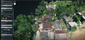 Interface de geointeligência com visualização aérea de lotes urbanos em verde, usada para diagnóstico de regularização fundiária e análise cadastral municipal.