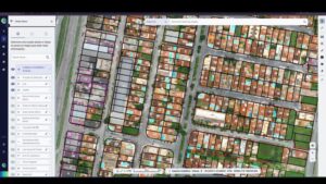Drone sobrevoando área urbana com sobreposição de mapa digital, representando o uso de cartografia na gestão municipal.