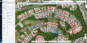 Mapa aéreo em sistema de geoprocessamento com diversos marcadores de imóveis indicando monitoramento contínuo do território e identificação de novas edificações.